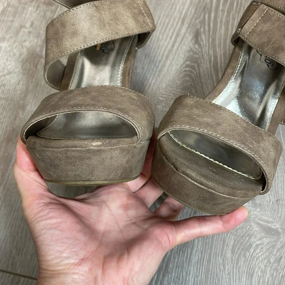 Unlisted By Kenneth Cole Day Dream Platform Wedge Taupe 8.5M